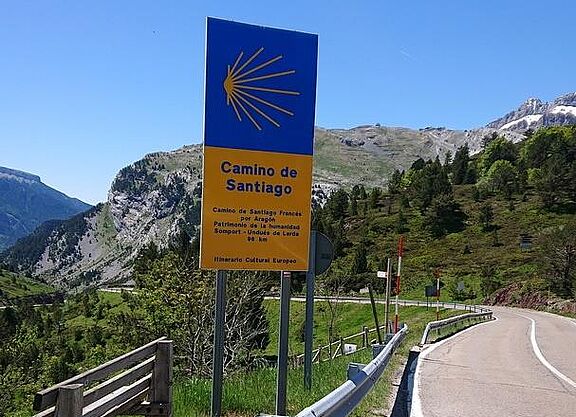 Ein großes Schild neben einer Landstraße