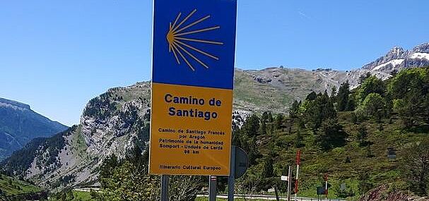 Ein großes Schild neben einer Landstraße