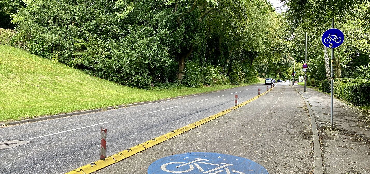 Von Leitschwellen geschützter Radweg an der Saarstraße