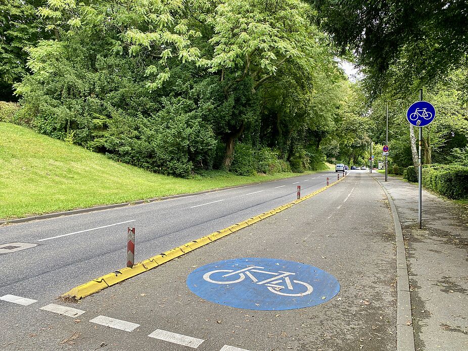 Saarstraße Von Leitschwellen geschützter Radweg an der Saarstraße