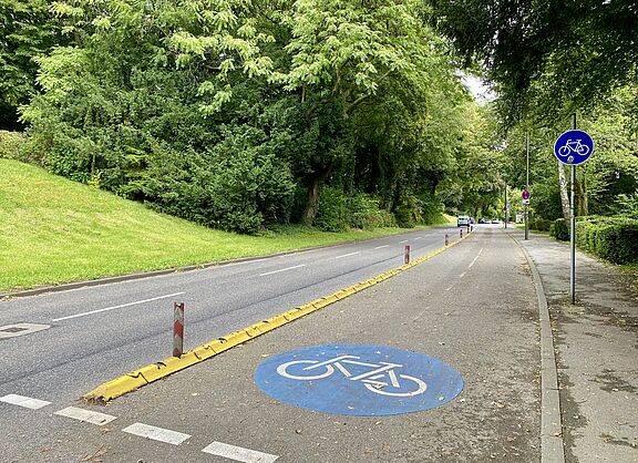 Von Leitschwellen geschützter Radweg an der Saarstraße