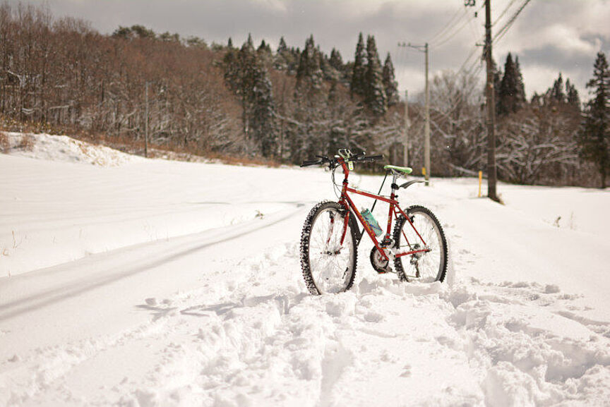 Rotes Fahrrad im Schnee Rotes Fahrrad im Schnee
