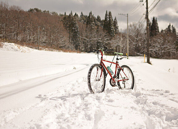 Rotes Fahrrad im Schnee