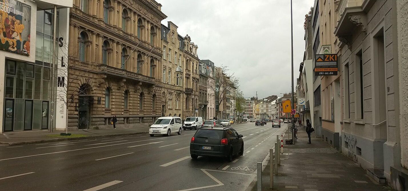 Wilhelmstraße in Aachen Das Bild zeigt die Wilhelmstraße in Aachen. Es gibt viel Platz für Autos und die Schutzstreifen für den Radverkehr nehmen den Spuren Platz weg.