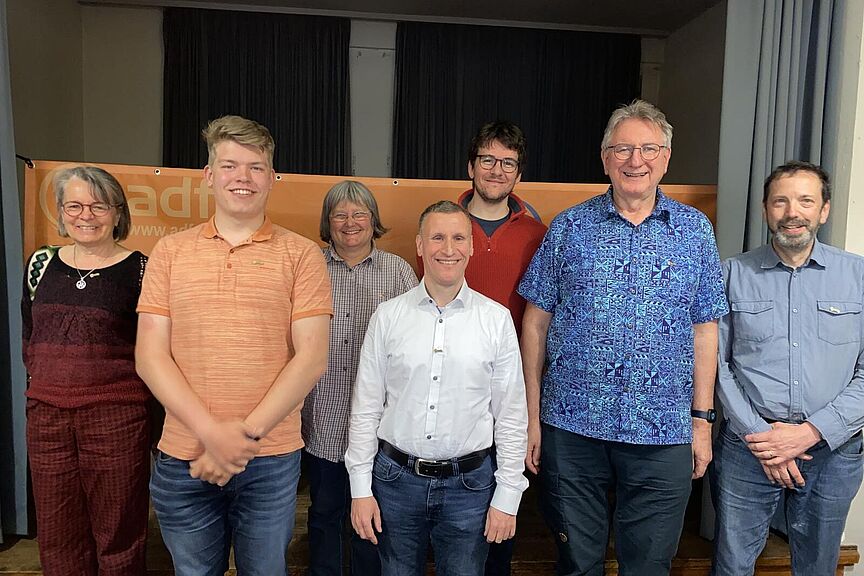 Newsletter 2024-02 Sieben Personen präsentieren sich lächelnd der Kamera