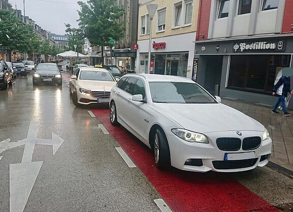 Mehrere Kfz blockieren einen deutlich erkennbaren Radfahrstreifen