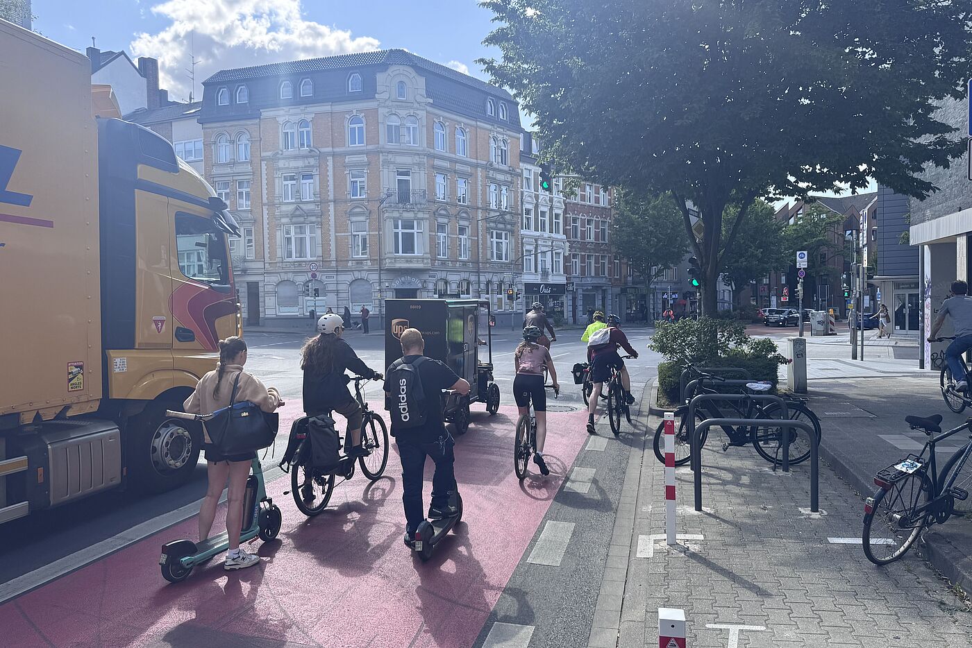 Viele Radfahrende unterschiedlichster Natur auf einem Radfahrstreifen
