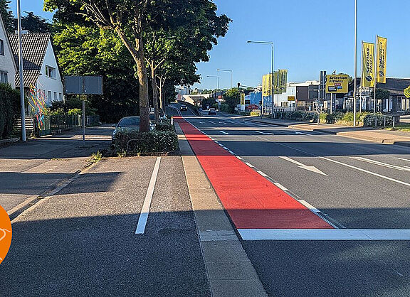 Rotmarkierung auf der Roermonder Straße nach dem Überflieger über die Kohlscheider Straße bis zur Kackertstraße in Aachen.