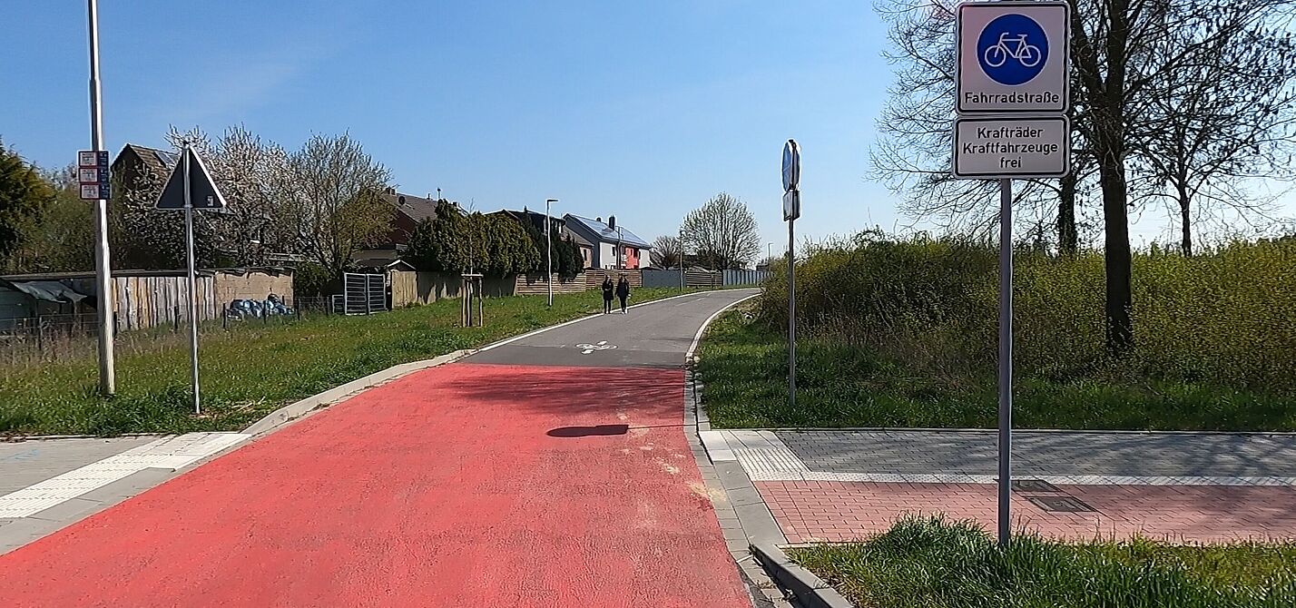 Fahrradstraße zwischen Würselen und H'rath Foto einer Fahrradstraße mit roter Oberfläche und Verkehrsschild