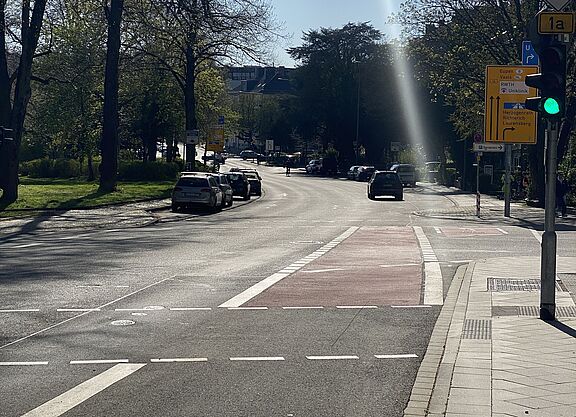 Sicht von einem Radweg auf eine Straße in Aachen, der bald neu markiert werden soll und zugunsten des Radverkehrs besser aufgeteilt werden soll.