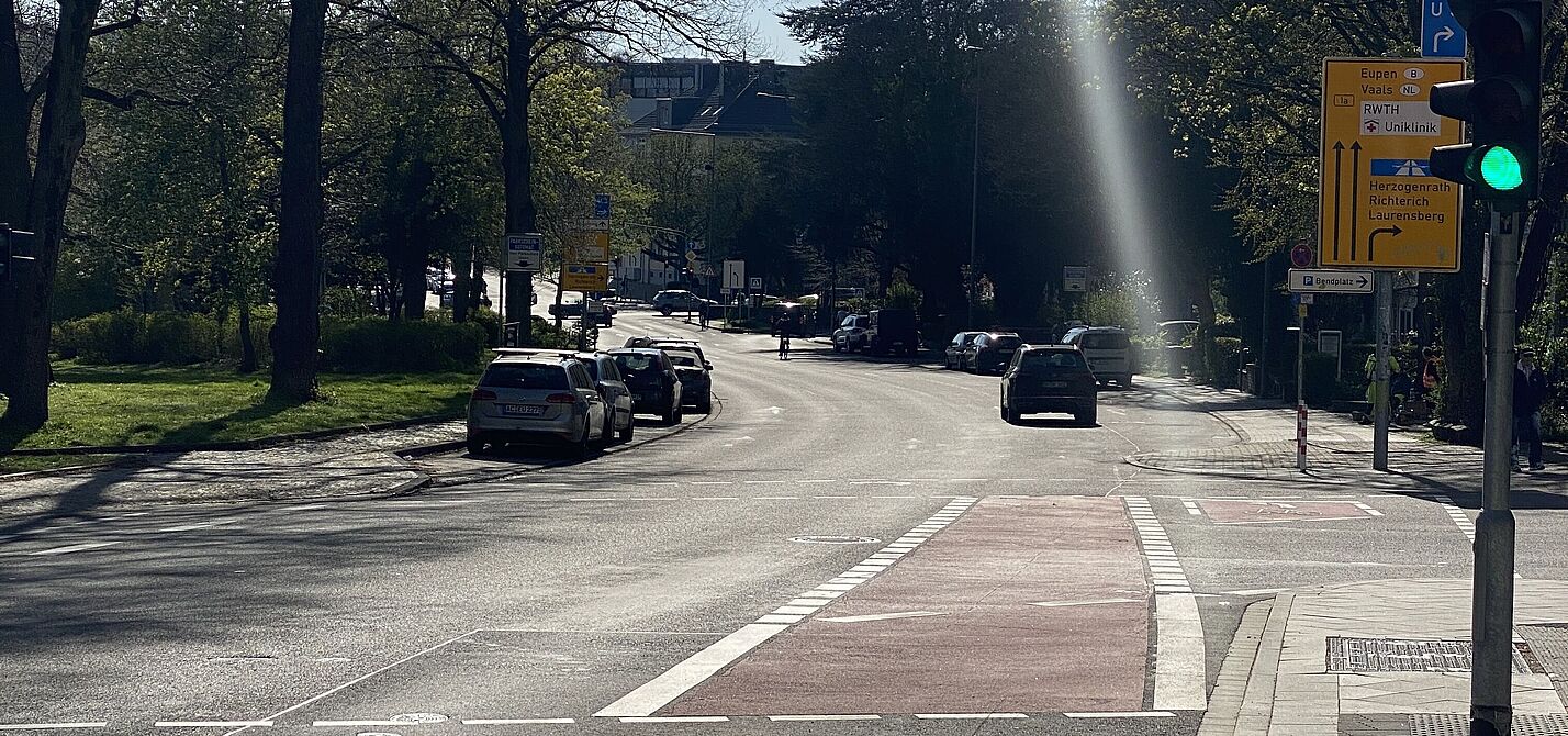 Sicht von einem Radweg auf eine Straße in Aachen, der bald neu markiert werden soll und zugunsten des Radverkehrs besser aufgeteilt werden soll.