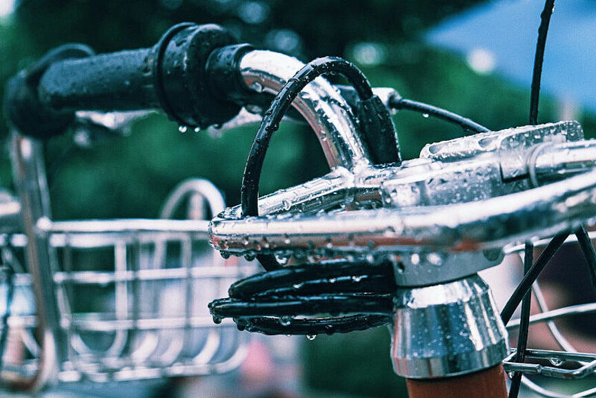 Nur ein paar Tropfen Detailaufnahme eines Fahrradlenkers voller Wassertropfen