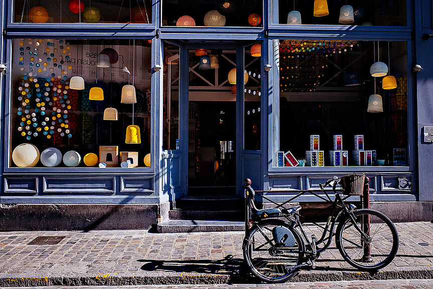 Fahrrad vor einem Ladengeschäft Ein Fahrrad steht vor einem Ladengeschäft
