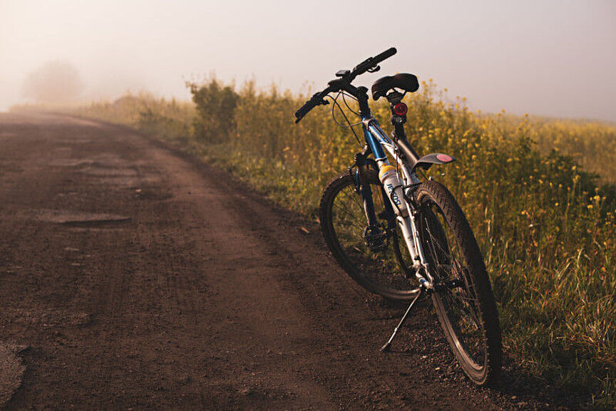 Fahrrad am Feldrand Ein Fahrrad wurde auf einem Feldweg am Rande eines Feldes abgestellt