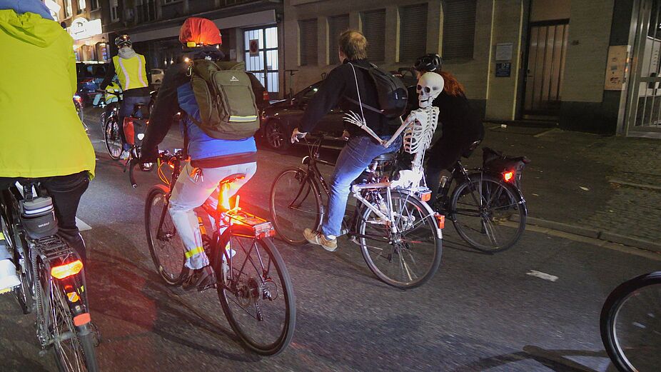 Radnacht Aachen 2023 03 Skelett auf dem Gepäckträger bei der Radnacht Aachen 2023