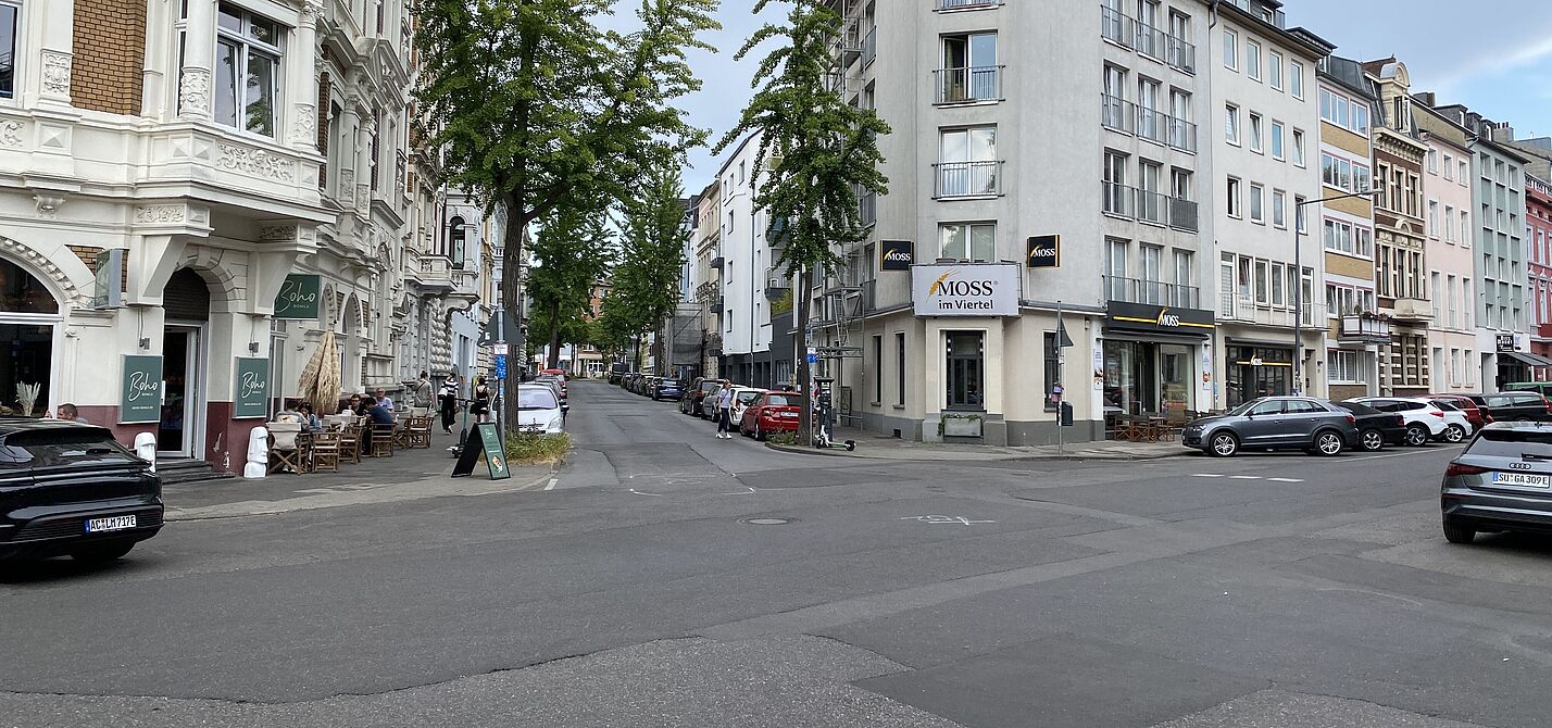 Im Bild ist die Bismarckstraße in Aachen auf Höhe der Haßlerstraße/Goffartstraße, wo sich am 2. Juni ein Unfall mit Radverkehrsbeteiligung zugetragen hat.