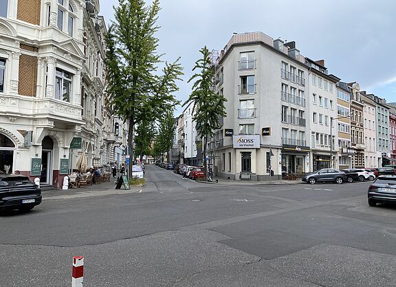 Im Bild ist die Bismarckstraße in Aachen auf Höhe der Haßlerstraße/Goffartstraße, wo sich am 2. Juni ein Unfall mit Radverkehrsbeteiligung zugetragen hat.