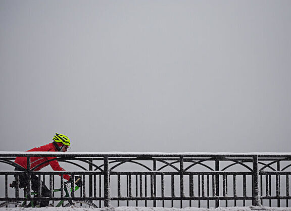 Radfahren auf verschneiter Brücke