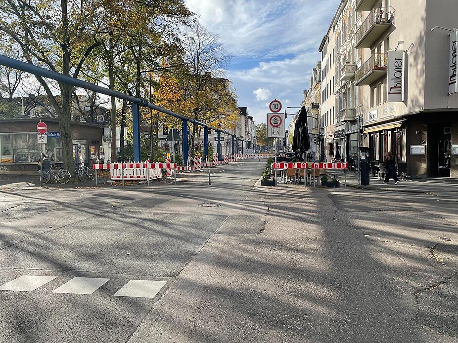 Bismarckstraße am Neumarkt Die Bismarckstraße auf Höhe des Modalfilters am Neumarkt. Es sind zwei Poller und Warnbaken aufgestellt