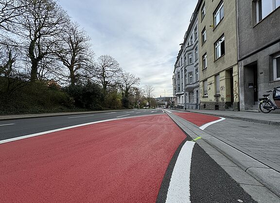 Kante auf dem neuen roten Radfahrstreifen Turmstraße beim Verschenk in die Nebenanlage