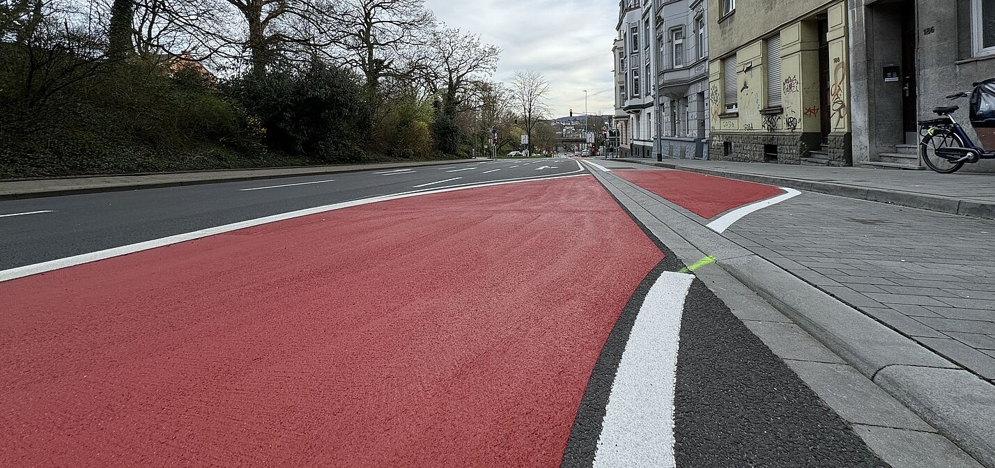 Kante auf dem neuen roten Radfahrstreifen Turmstraße beim Verschenk in die Nebenanlage