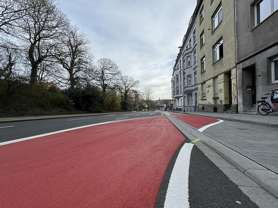 Turmstraße Kante auf dem neuen roten Radfahrstreifen Turmstraße beim Verschenk in die Nebenanlage