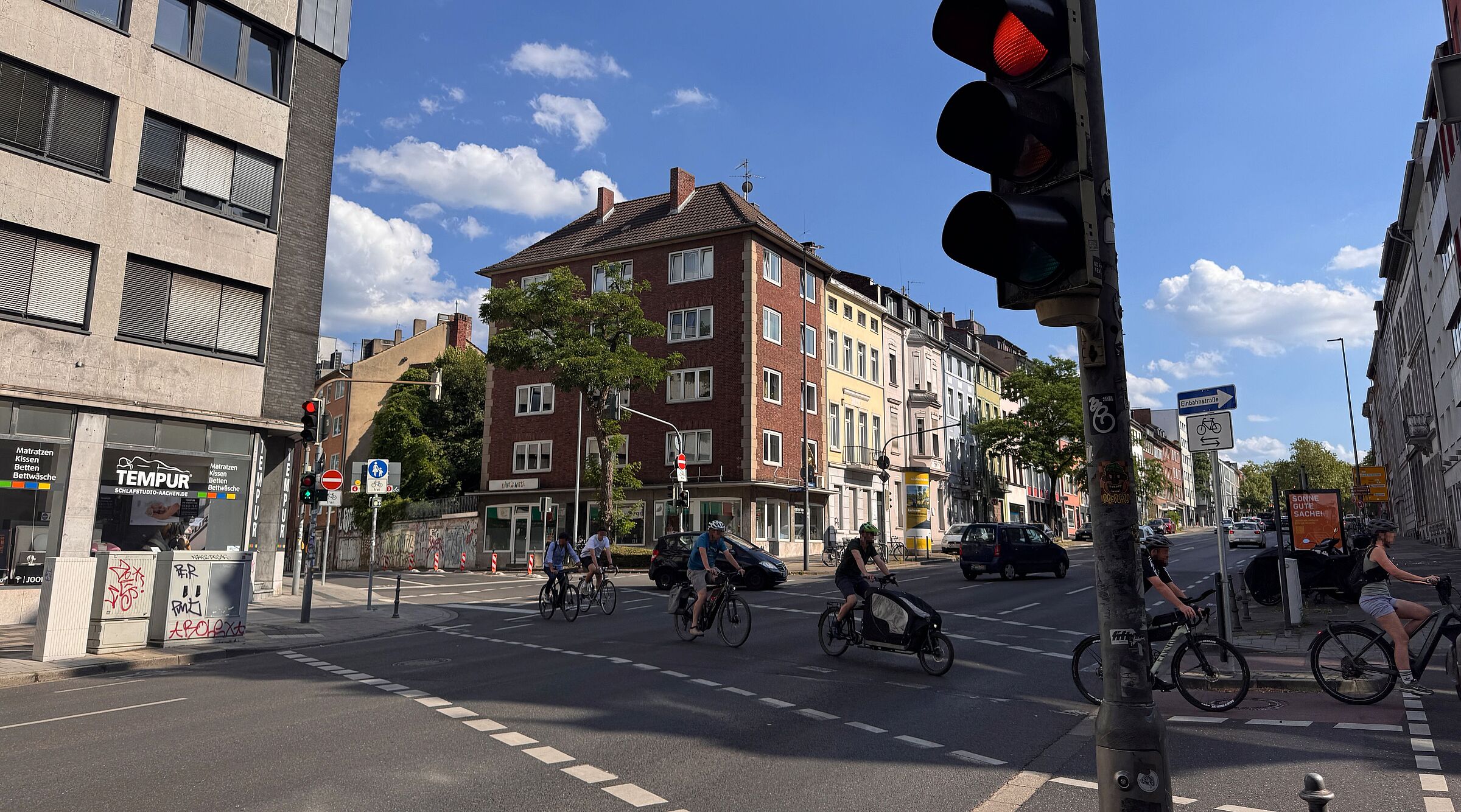 Das Foto zeigt die Querung der Radvorrangroute Brand/Eilendorf über die Wilhelmstraße und einige Radfahrende
