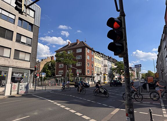 Das Foto zeigt die Querung der Radvorrangroute Brand/Eilendorf über die Wilhelmstraße und einige Radfahrende