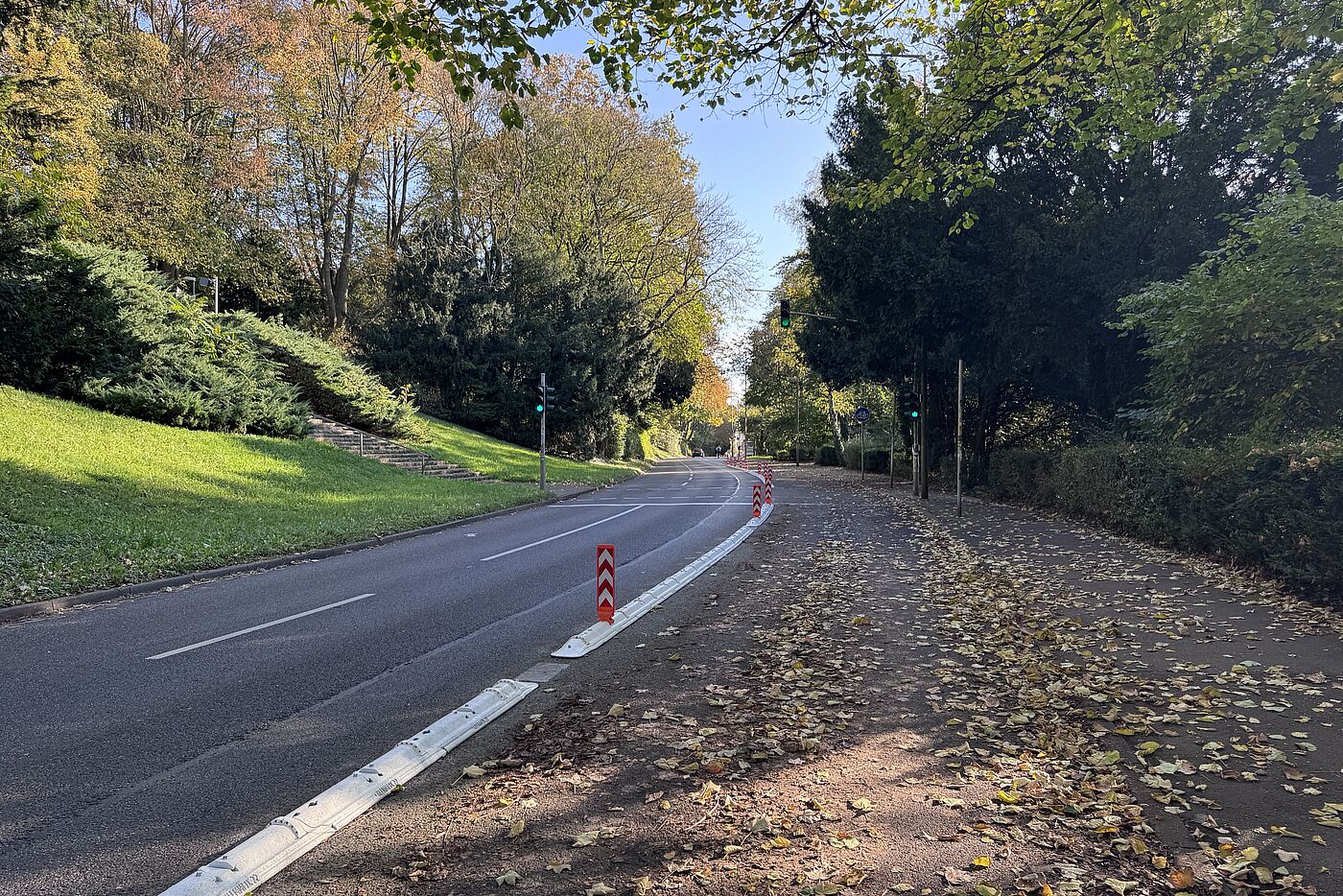 Geschützter Radfahrstreifen auf der Saarstraße, die Fahrbahn ist frei von Laub, der Radweg ist verdreckt.