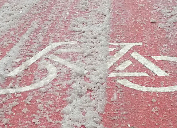 Schneematsch auf einer Fahrradstraße