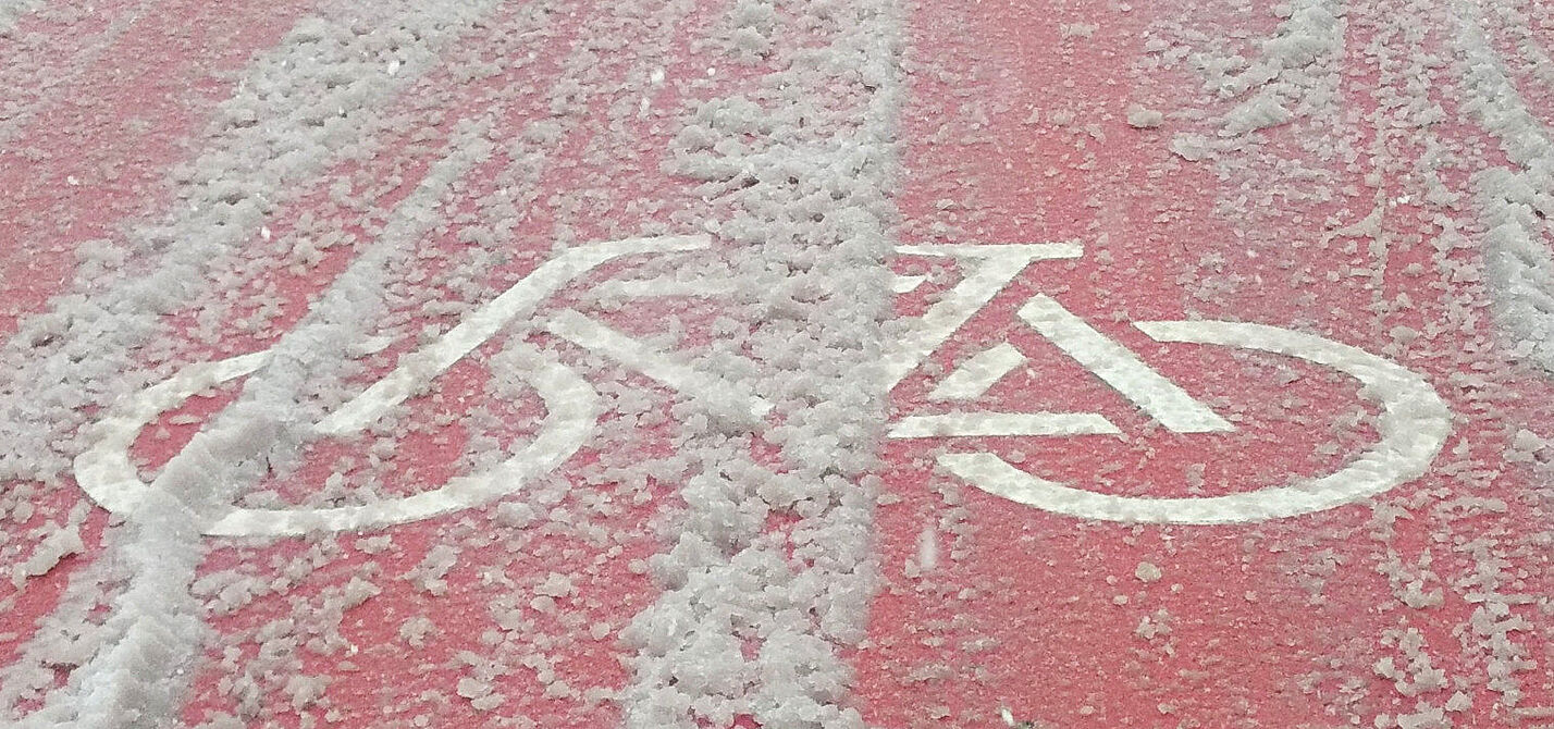 Schneematsch auf einer Fahrradstraße