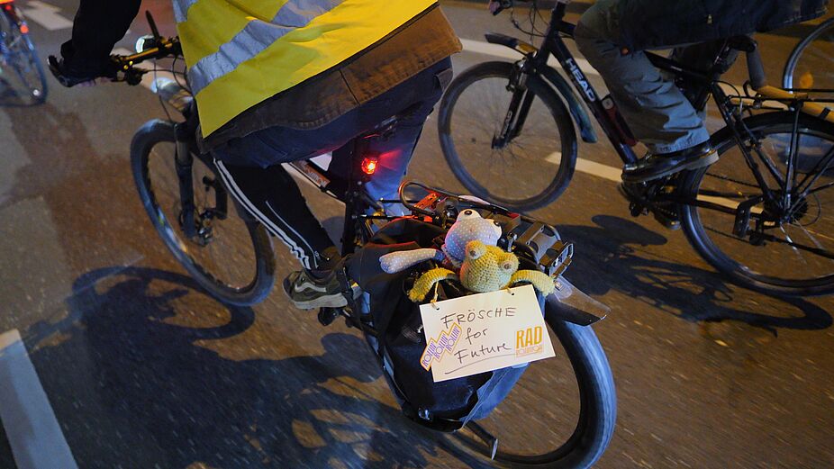 Radnacht Aachen 2023 04 Zwei Frösche und Forderungen mit den aktuellen Radwelt Stickern.