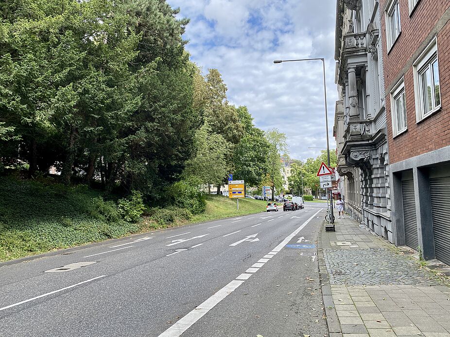 Saarstraße Schmaler Radfahrstreifen nach der großzügigen Protected Bike Lane