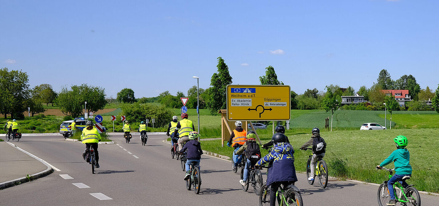 Vorne fahren die Ordnerinnen und Ordner Vorne fahren die Ordnerinnen und Ordner