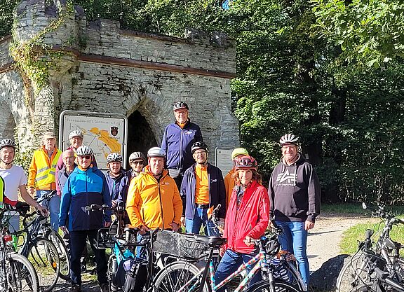 Einige TourGuides bei ihrer Ausbildung Gruppe von Radlern mit Rädern