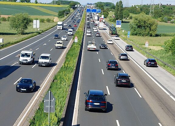 A5 bei Oberursel Autobahn Verkehr in beide Richtungen