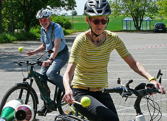 Einhändig balancieren Einhändig Radfahren und balancieren