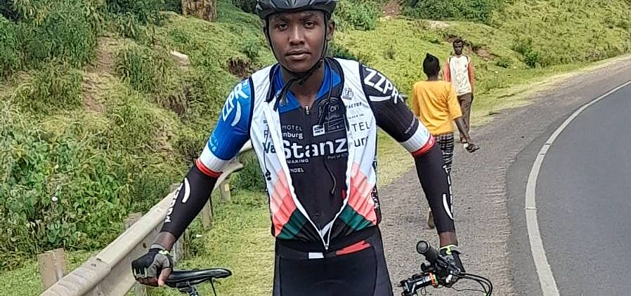 Mountainbiker präsentiert sein Rad
