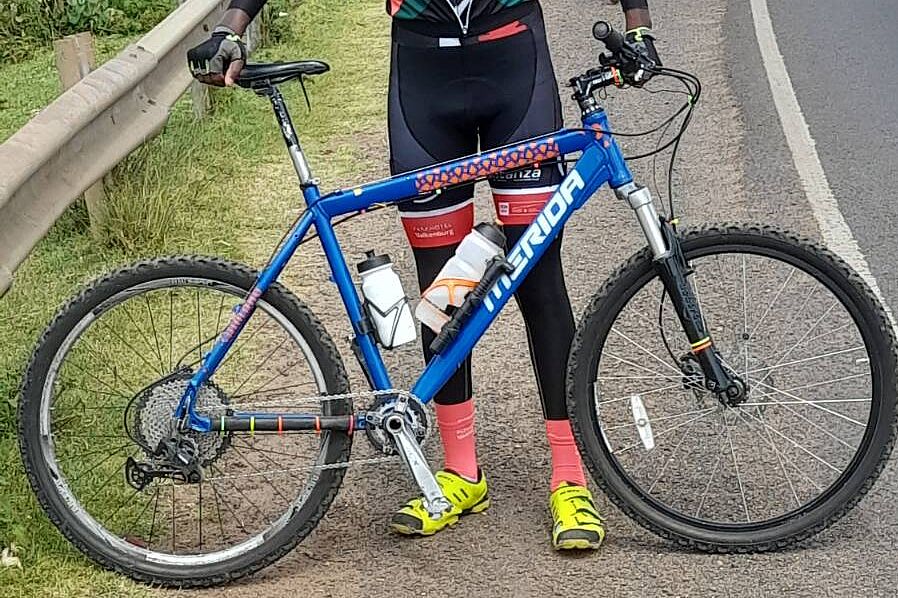 Mountainbiker präsentiert sein Rad