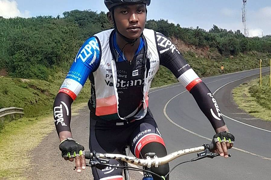 Radfahrer mit Mountainbike radelt neben der Straße