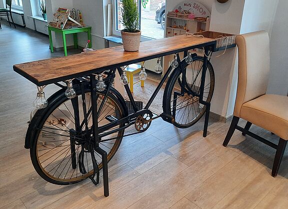 Fahrrad Eiscafe Otterndorf Gut genutztes Fahrrad: Im Eiscafe "Gelateria da Marco" Otterndorf