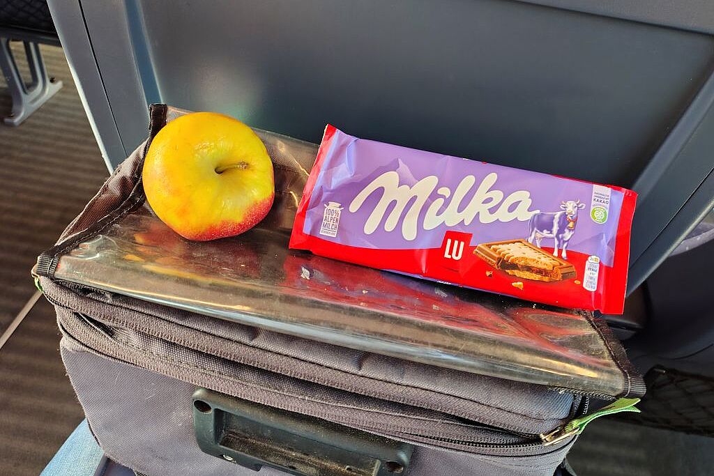 Passendes Frühstück: Apfel und ALPENmilch