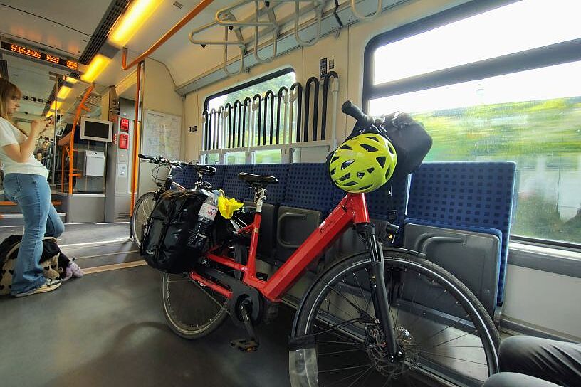 RB 66: Tutzing => Starnberg => München Hbf. - Die Stangen vor dem Fenster sind übrigens Skihalter, die im Winter umgeklappt und heruntergezogen werden ...