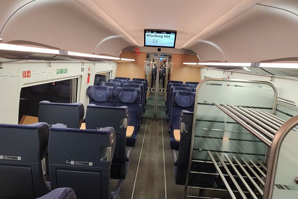 Wir genießen das Leben in vollen Zügen, auch wenn dieser Zug um 08:25 nicht gerade überfüllt ist (kurz vor Würzburg)