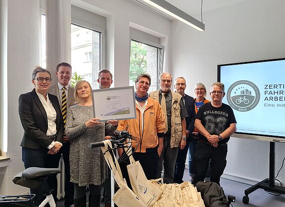 Staatssekretär Dr. Dirk Günnewig, das Team der Radverkehrskoordinierenden im FM NRW und Dr. Andreas Bittner (ADFC) bei der Auszeichnung des Finanzministeriums als "Fahrradfreundlicher Arbeitgeber" in Gold am 29. September 2023. 