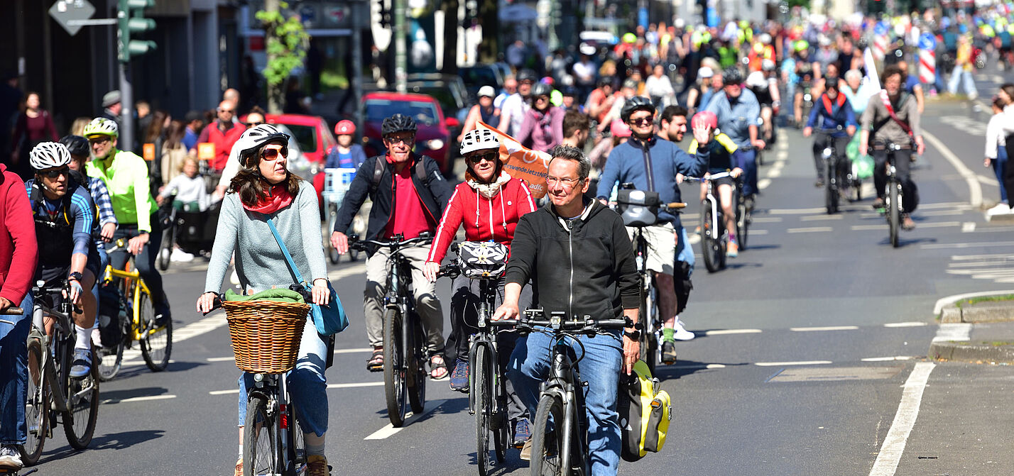 Fahrraddemo kurz vor der Landtagswahl 2022 in Düsseldorf. Tausende Radfahrende fahren über Straßen in Düsseldorf und demonstrieren für mehr Fahrradmobilität.