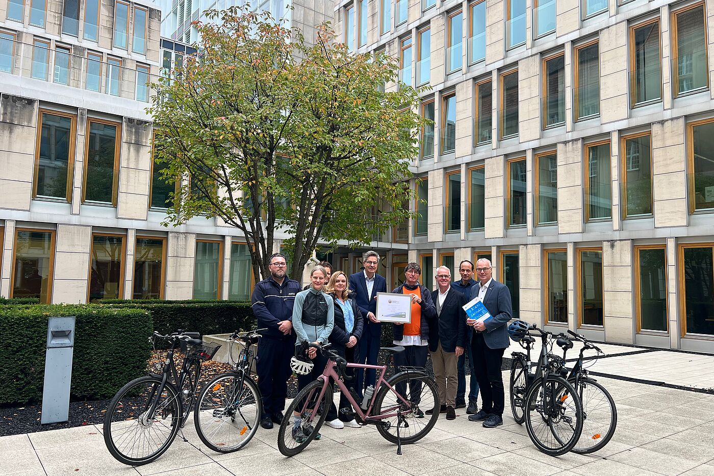 Das Oberlandesgericht hat als erstes Gericht in Deutschland eine Zertifizierung der Fahrradfreundlichen Arbeitgeber erhalten. OLG-Präsdent Dr. Werner Richter nahm das Zertifikat für die Gold-Zertifizierung am 16. Oktober 2025 entgegen.