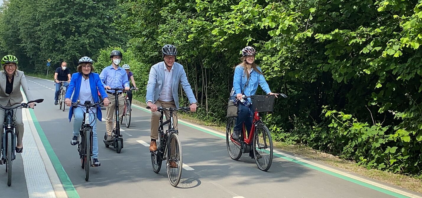 Verkehrsminister Wüst auf dem RS1 bei Gelsenkirchen Minister Wüst und Anna Limbeck (rechts) auf dem RS1 in Gelsenkirchen