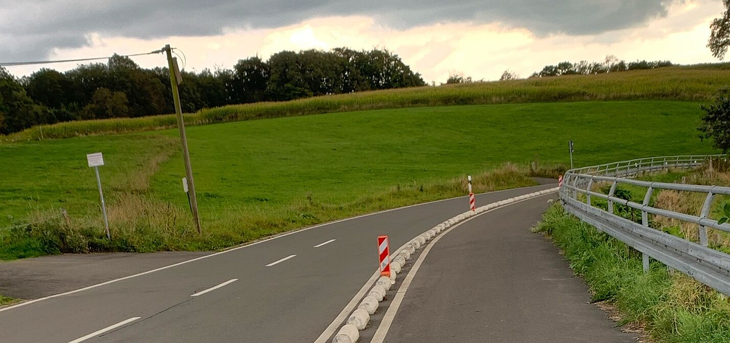 Protected Bike-Lane an der Kreisstraße K5 an der Bevertalsperre im Oberbergischen Kreis