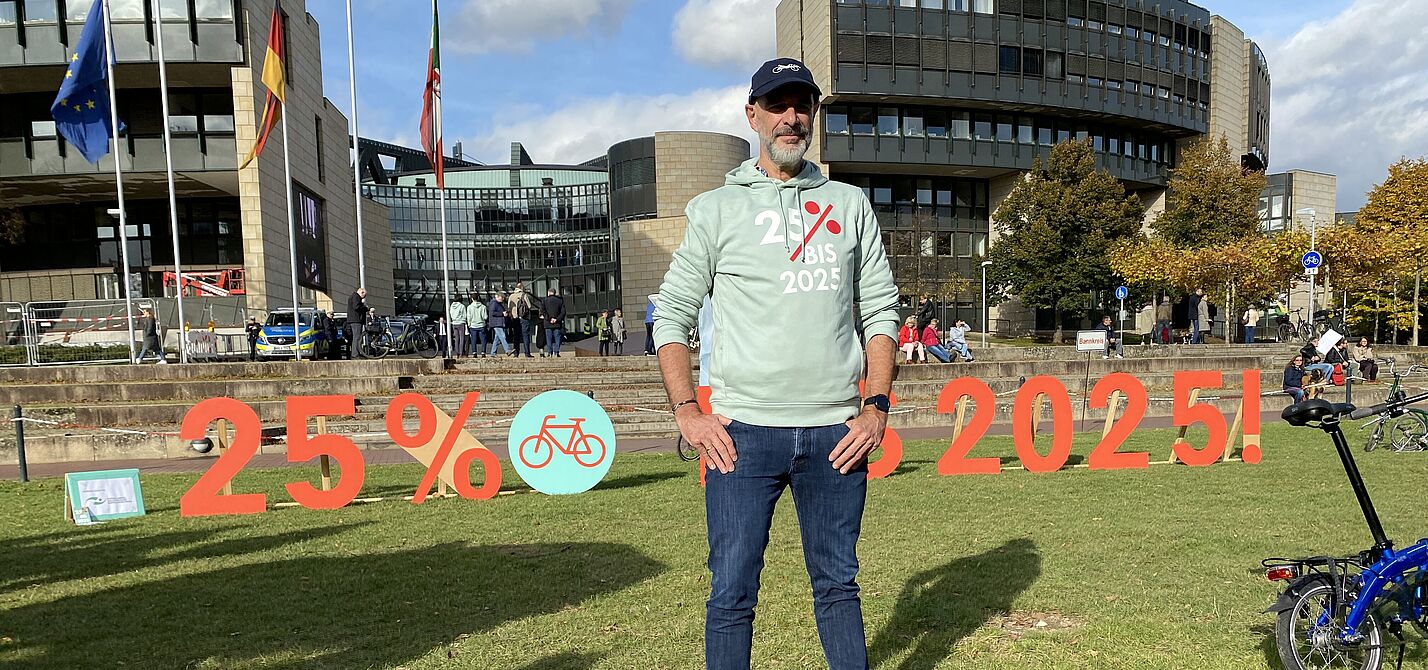 Landtag Düsseldorf Aufbruch Fahrrad ADFC NRW Vorsitzender Axel Fell vor Landtag NRW in Düsseldorf